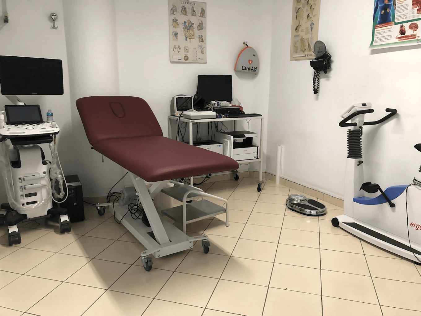 Salle d'examen avec échographe et ergocycle