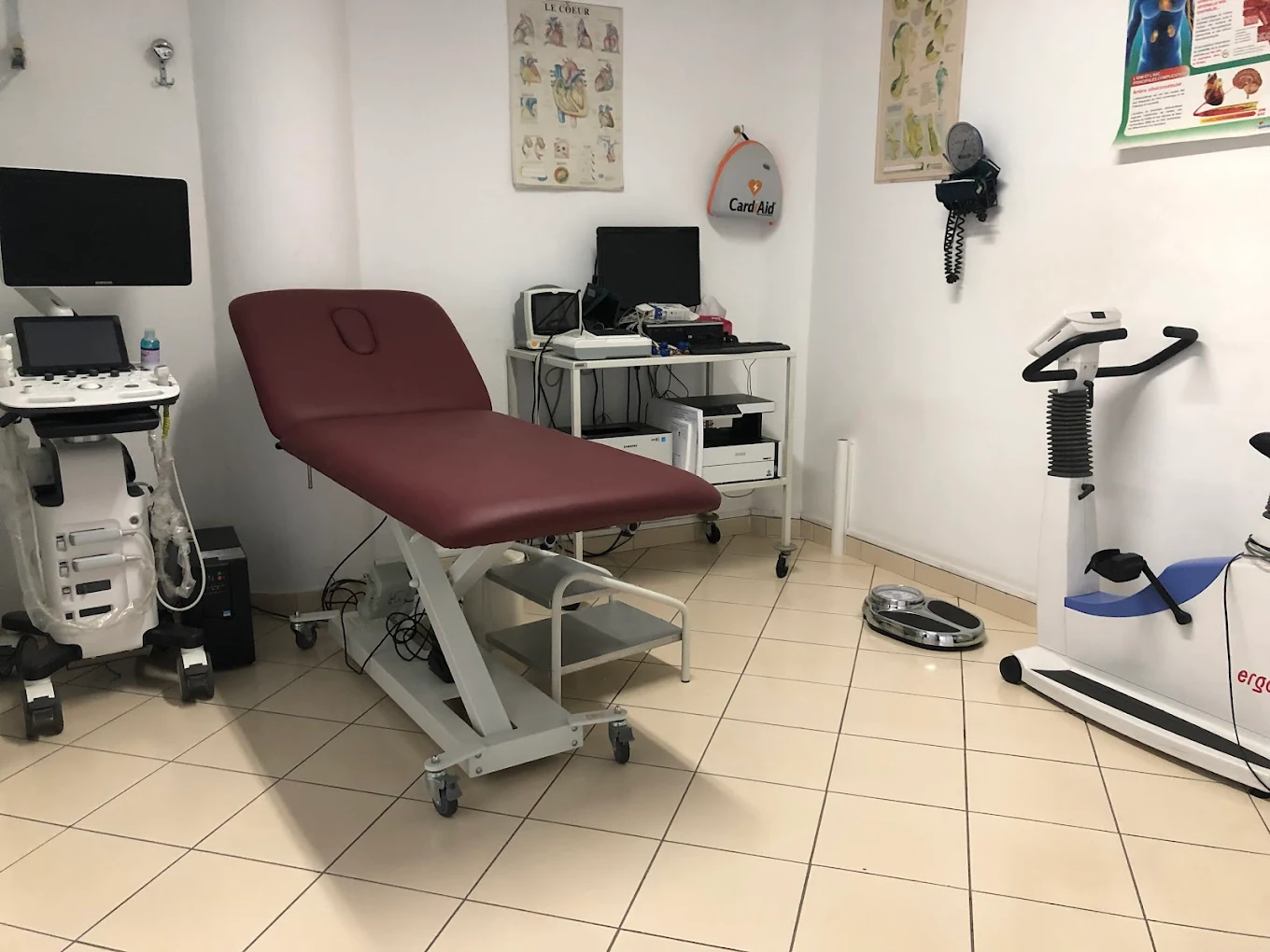 Salle d'examen avec échographe et ergocycle